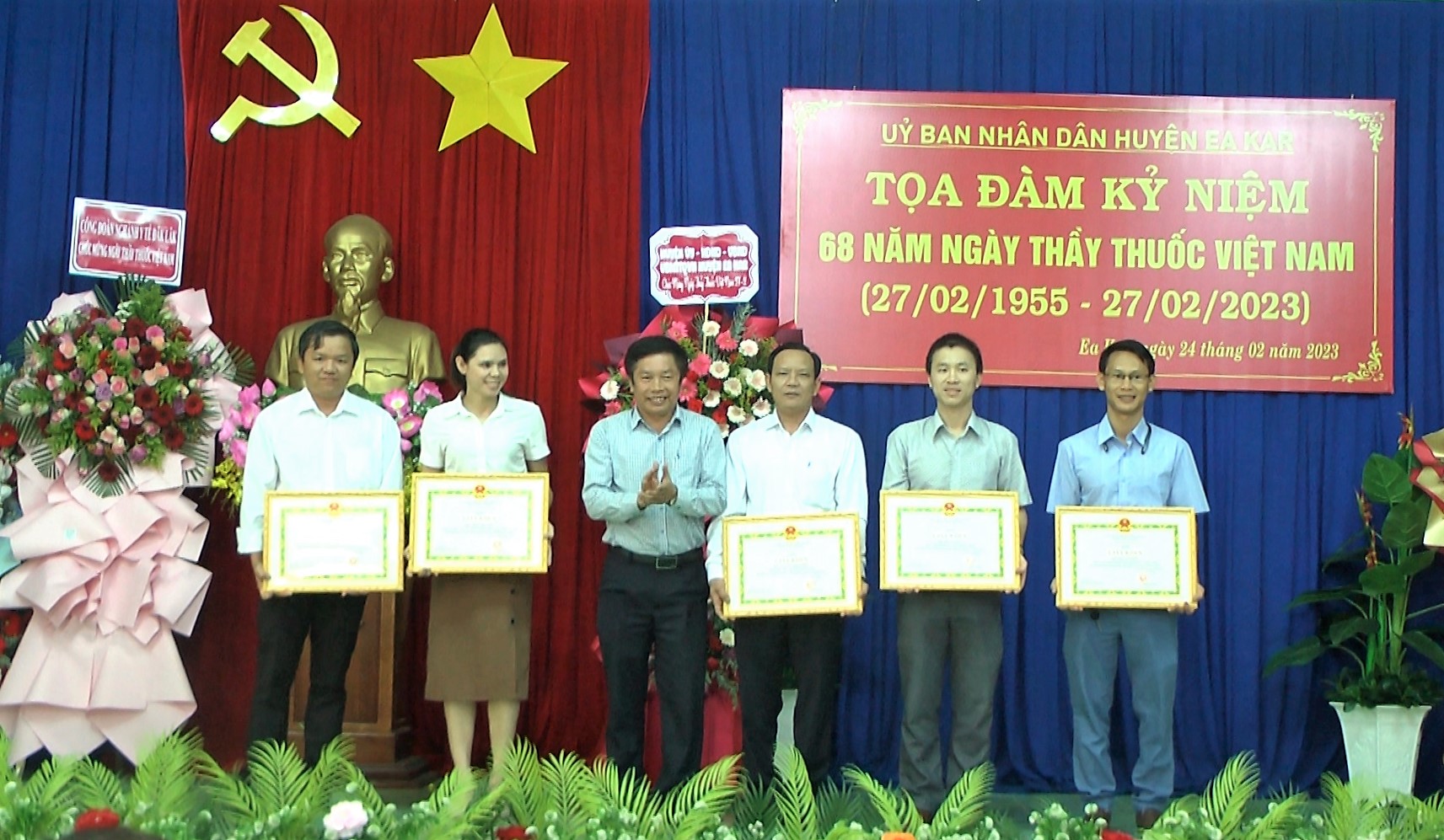 ông Nguyễn Văn Hà - trao tặng giấy khen cho các tập thể và cá nhân 